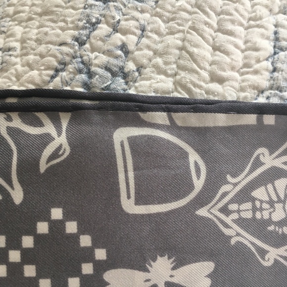 Authentic GUCCI Logos Motifs Grey + White Silk Hand Rolled Scarf - Picture 4 of 5